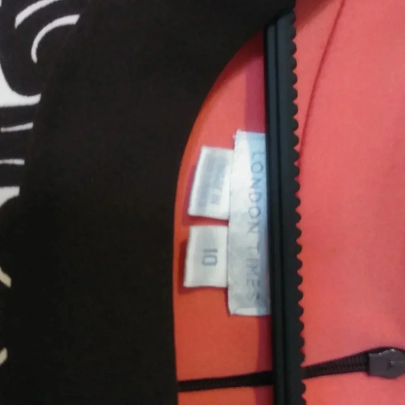 London Times Print Sleevelesss Shift Dress - Picture 3 of 5